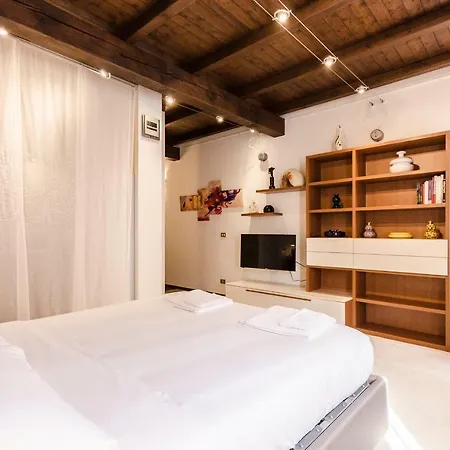Borgo San Pietro Studio, In Centro E Comodo Alla Stazione アパート